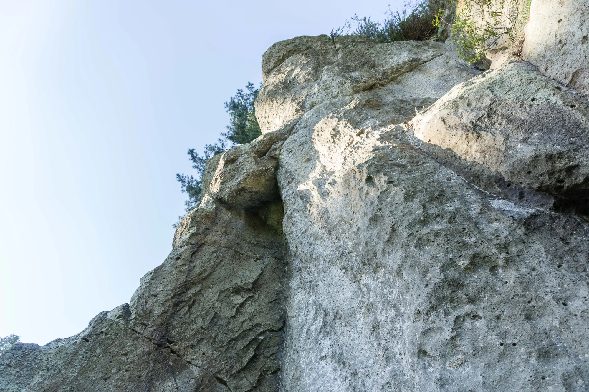 porous limestone cliffs 197 — Descargar
