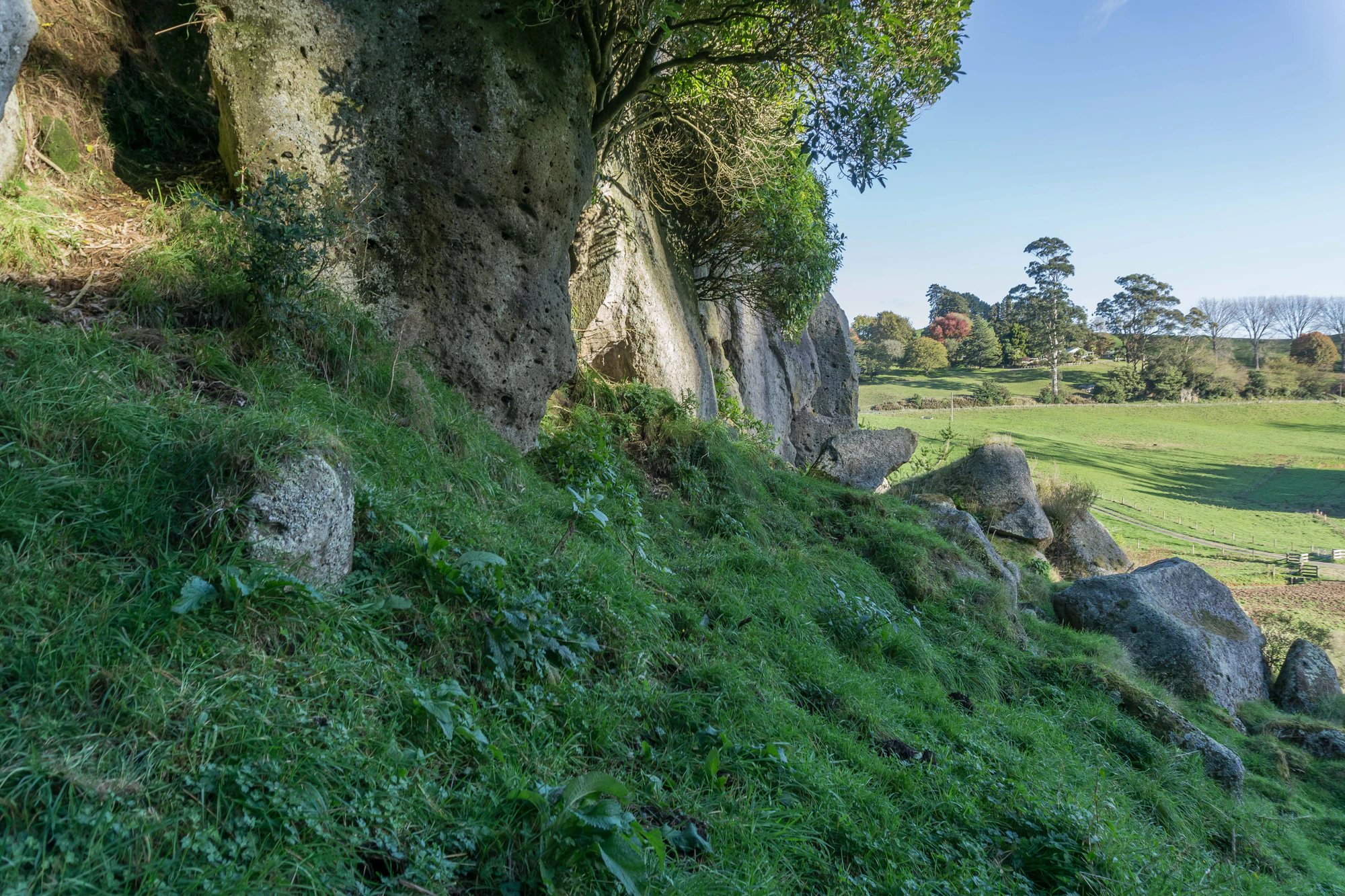 porous limestone cliffs 198 — Descargar