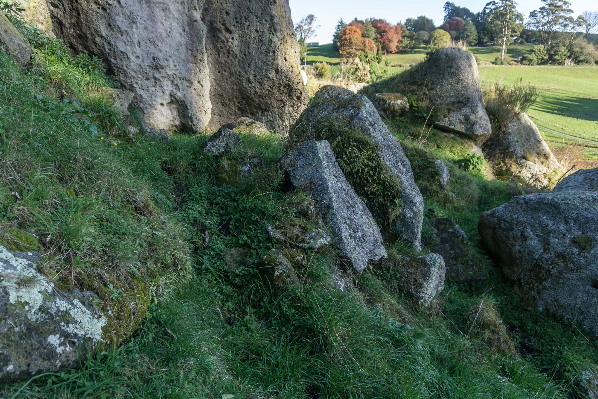 porous limestone cliffs 200 — Descargar