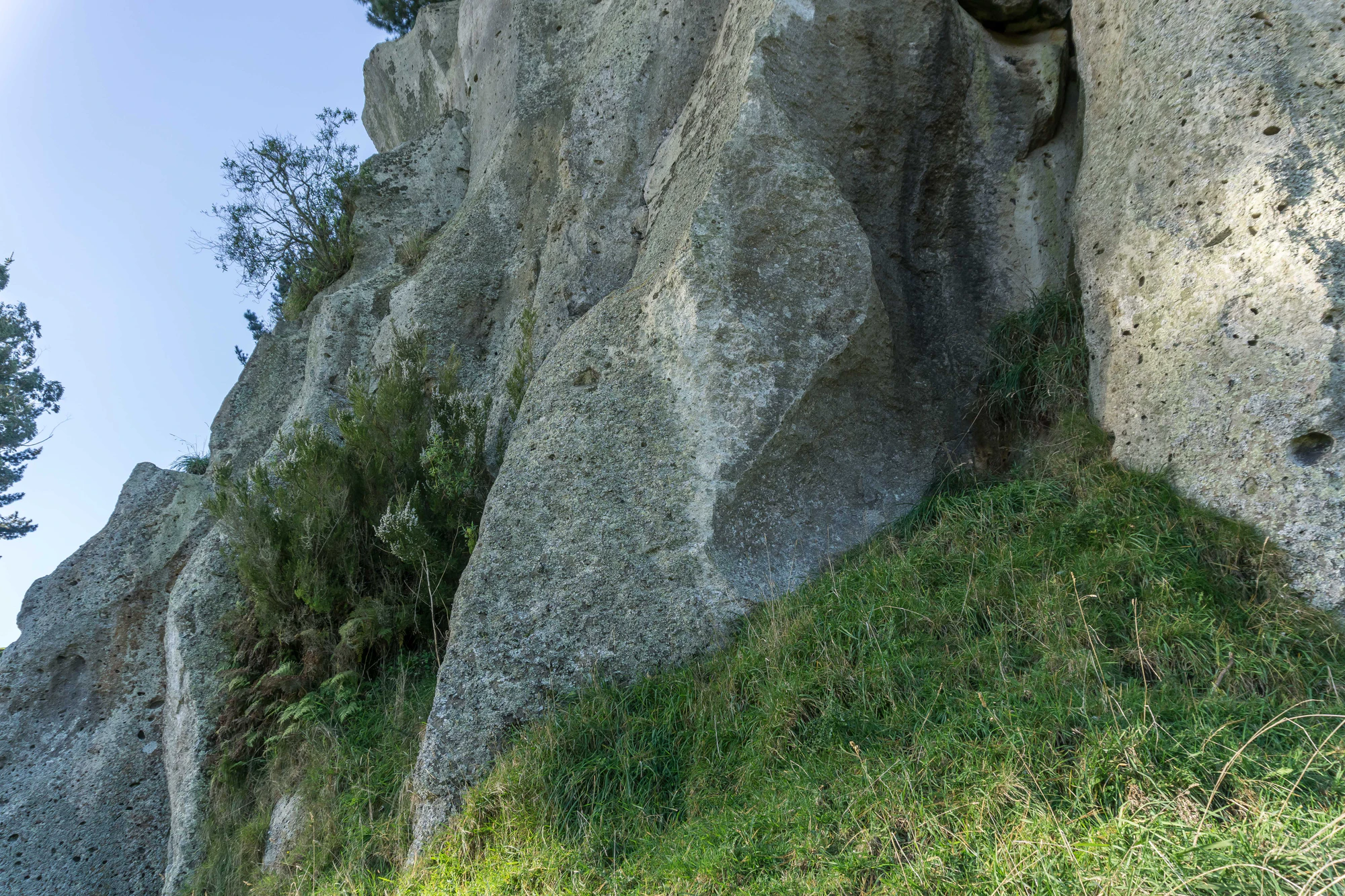 porous limestone cliffs 207 — Descargar