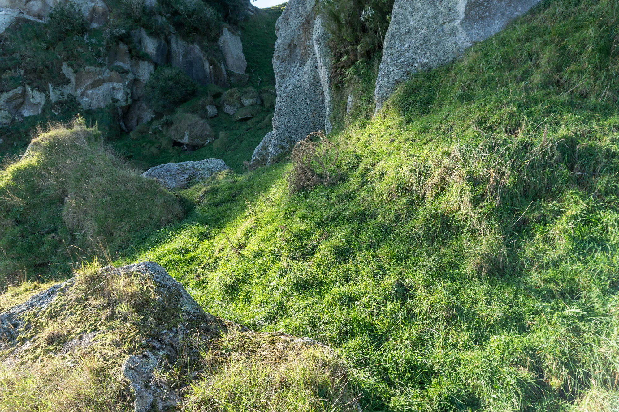 porous limestone cliffs 211 — Descargar