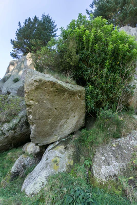 porous limestone cliffs 214 — Descargar