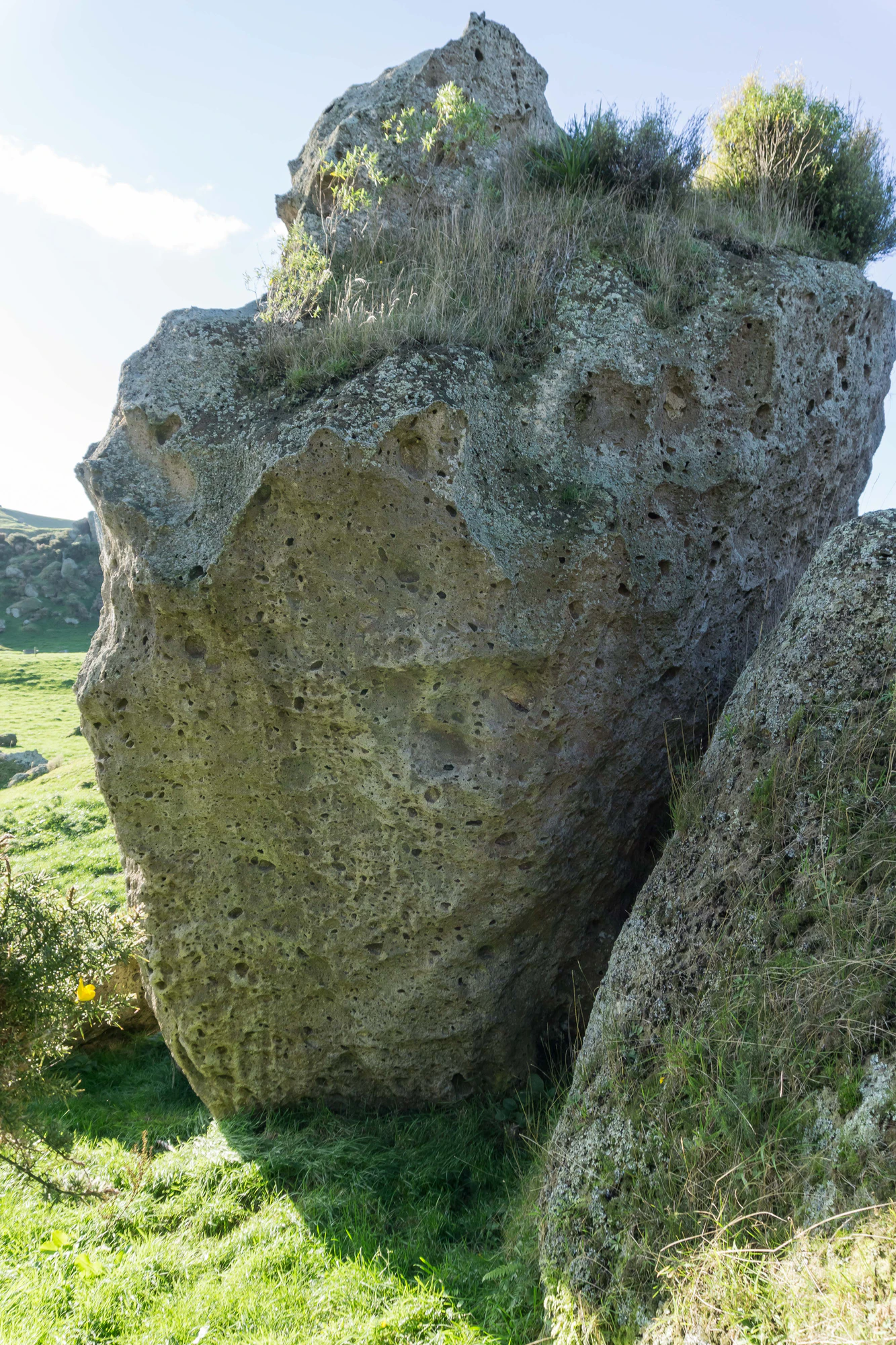 porous limestone cliffs 223 — Скачать