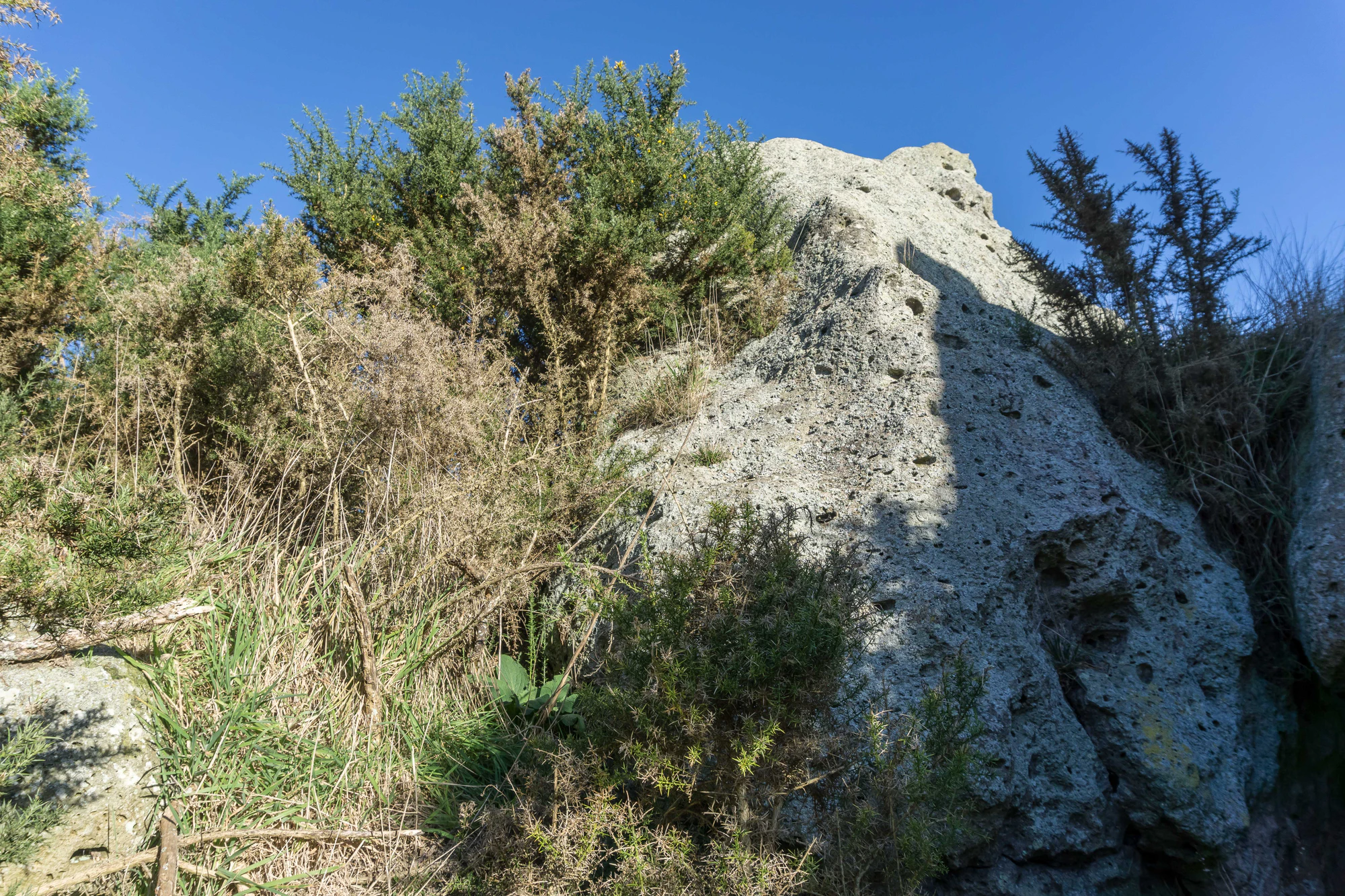 porous limestone cliffs 225 — Descargar