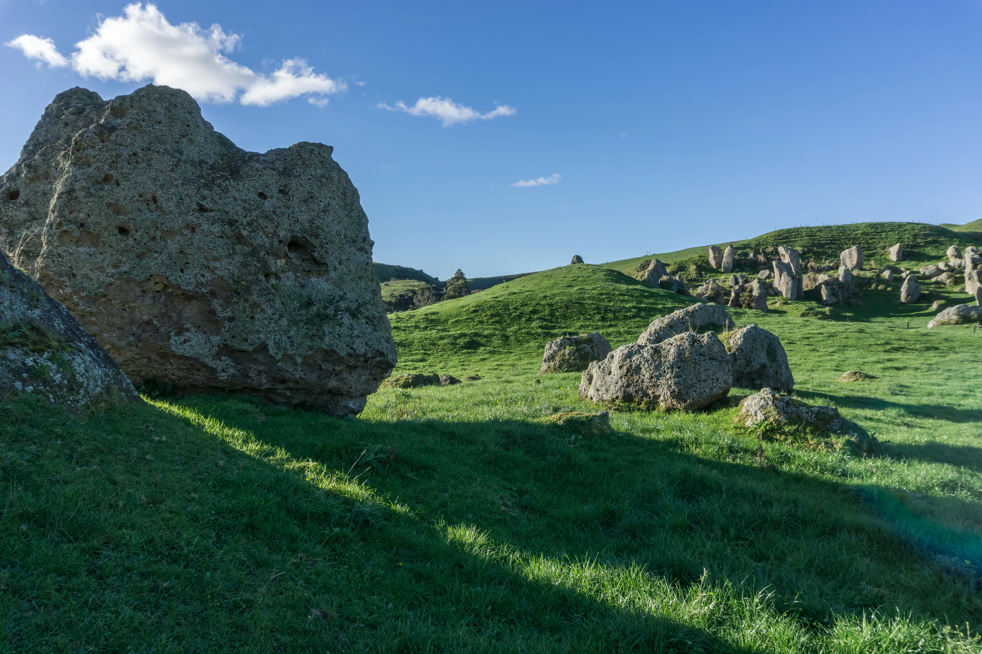 porous limestone cliffs 229 — Descargar