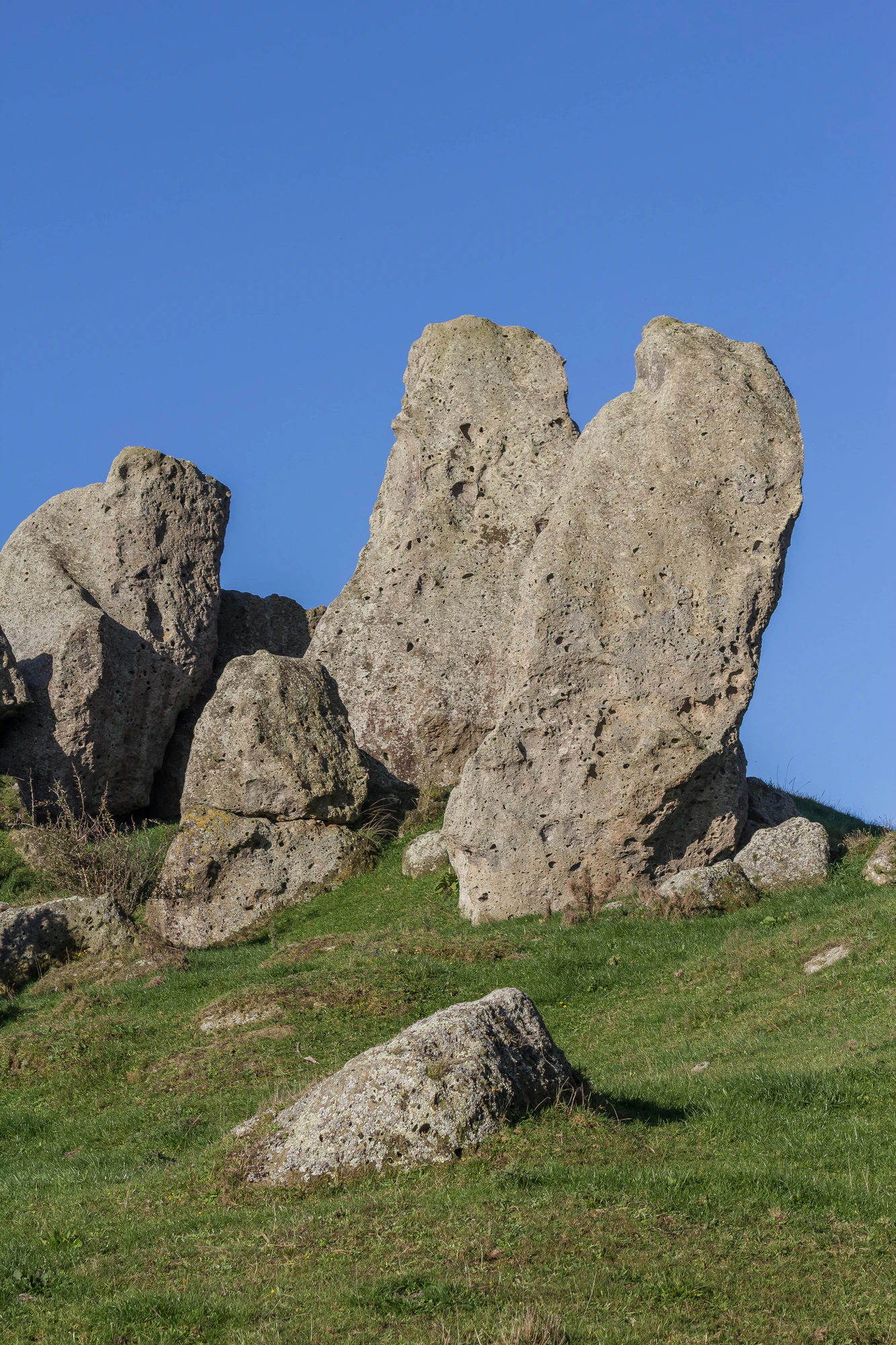 porous limestone cliffs 232 — Скачать