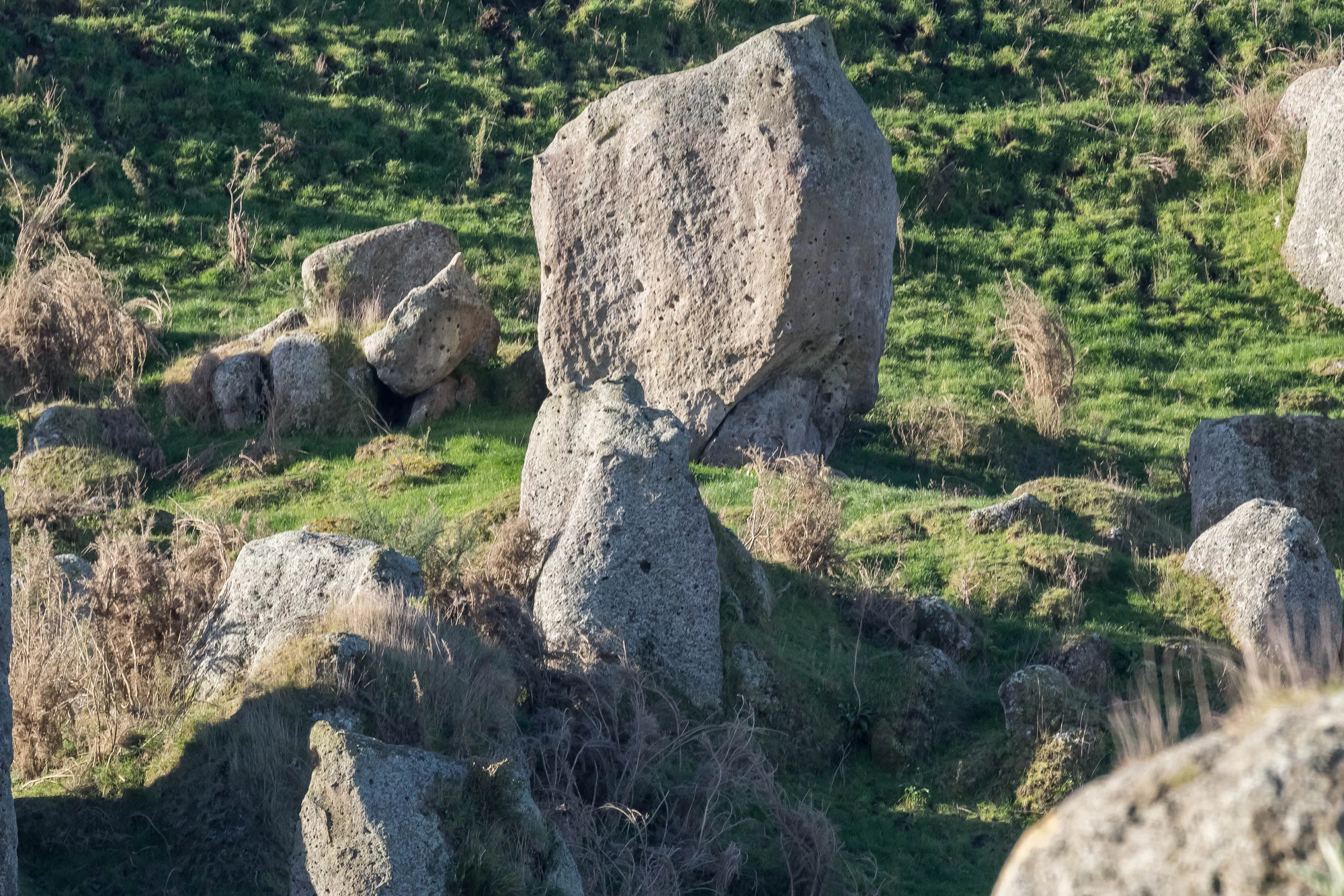 porous limestone cliffs 240 — Descargar