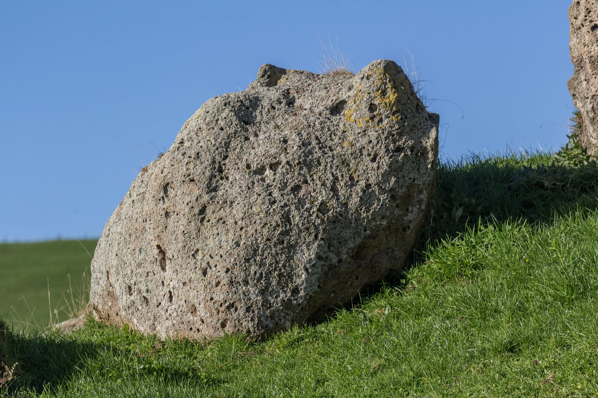 porous limestone cliffs 244 — Descargar