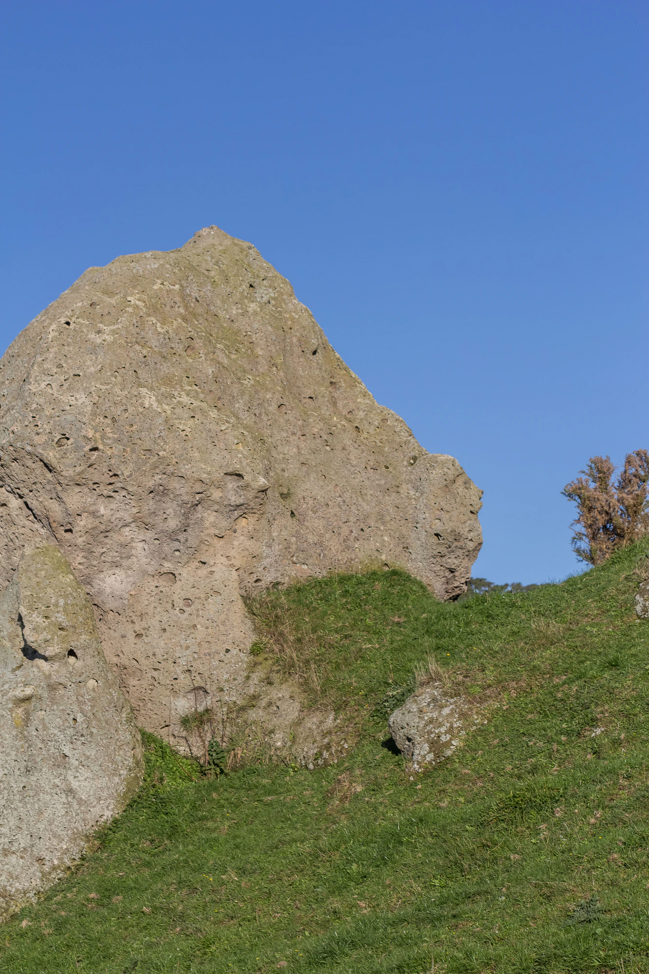 porous limestone cliffs 246 — Скачать