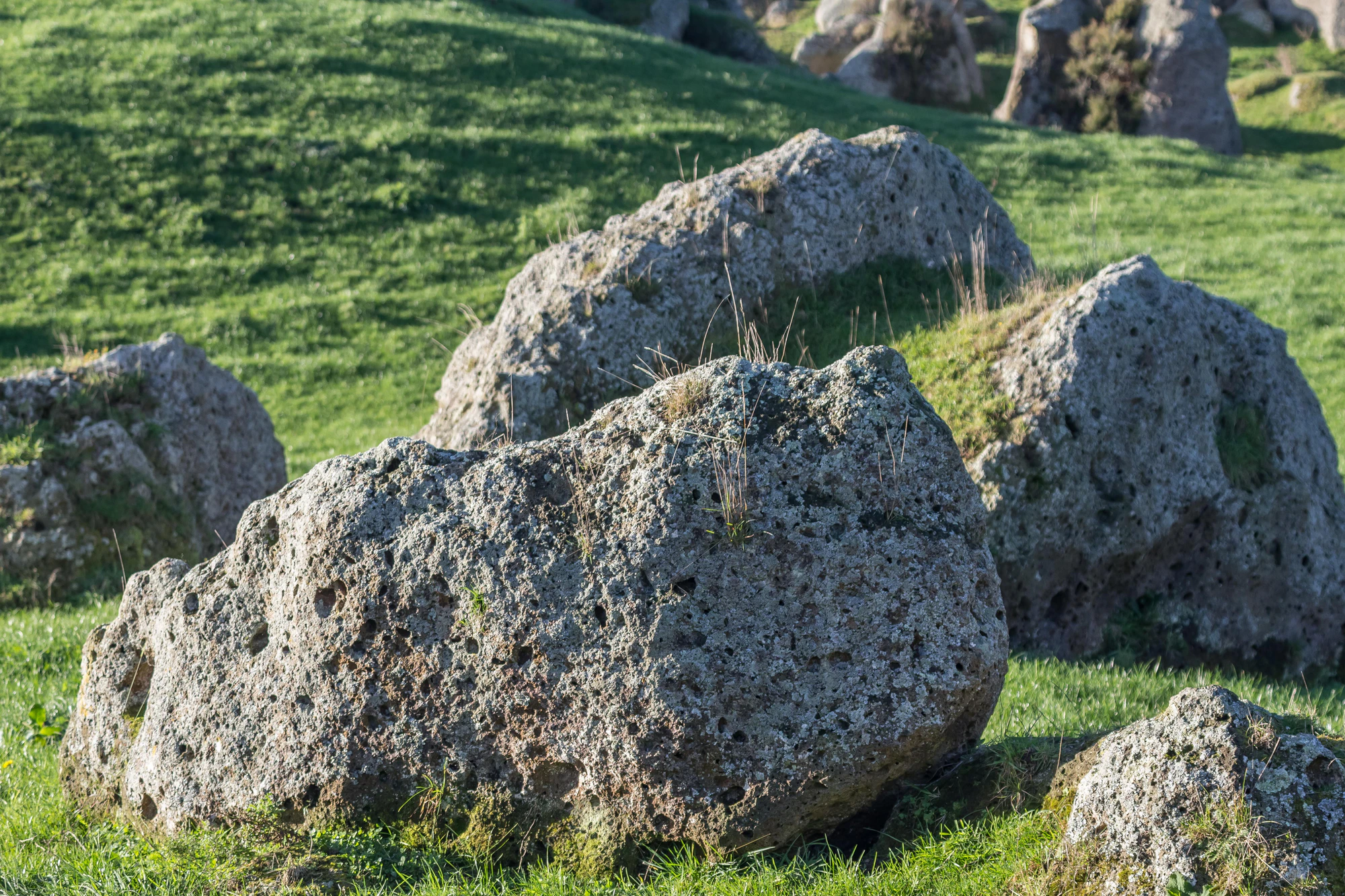 porous limestone cliffs 250 — Descargar