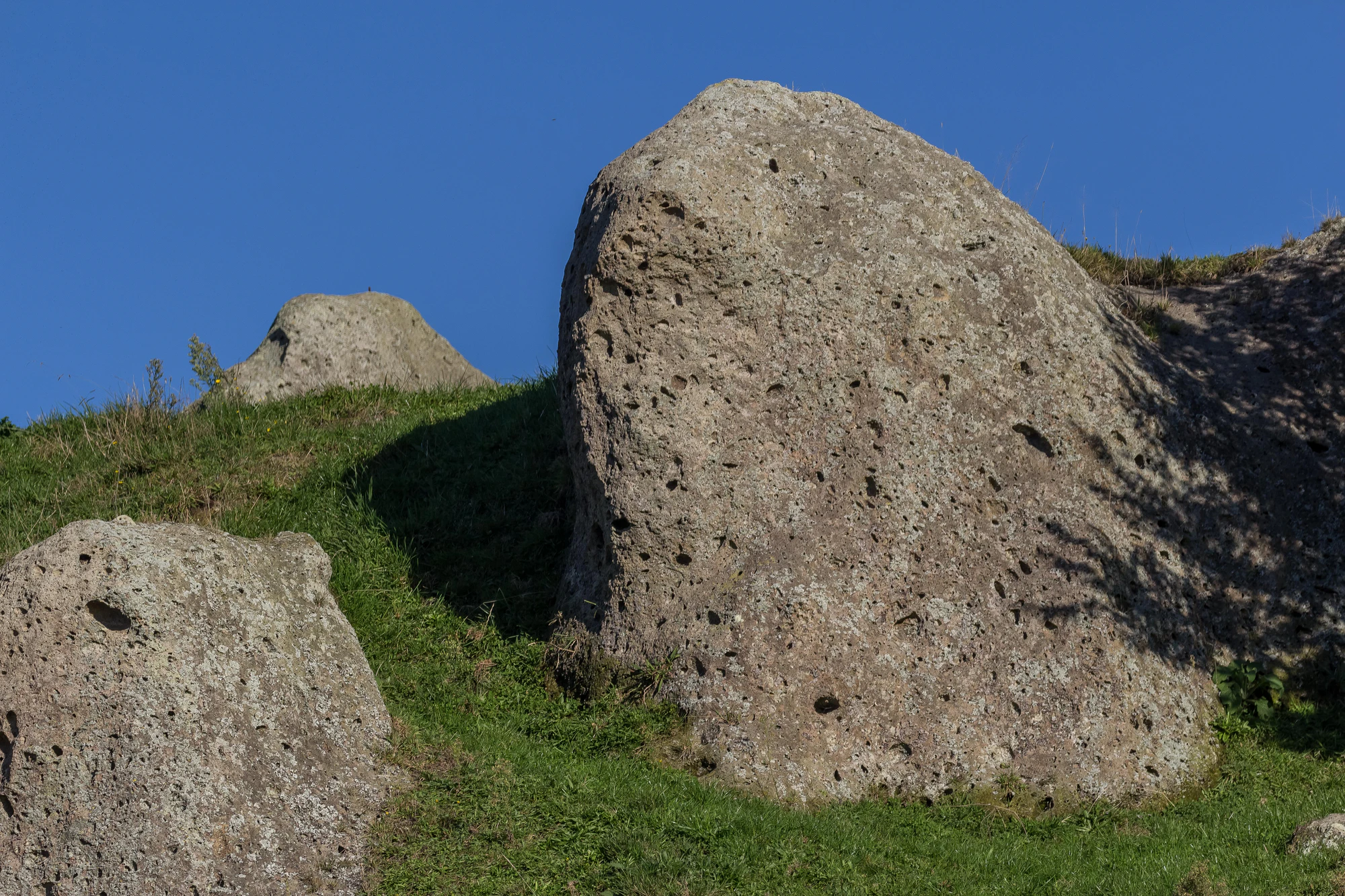 porous limestone cliffs 253 — Descargar