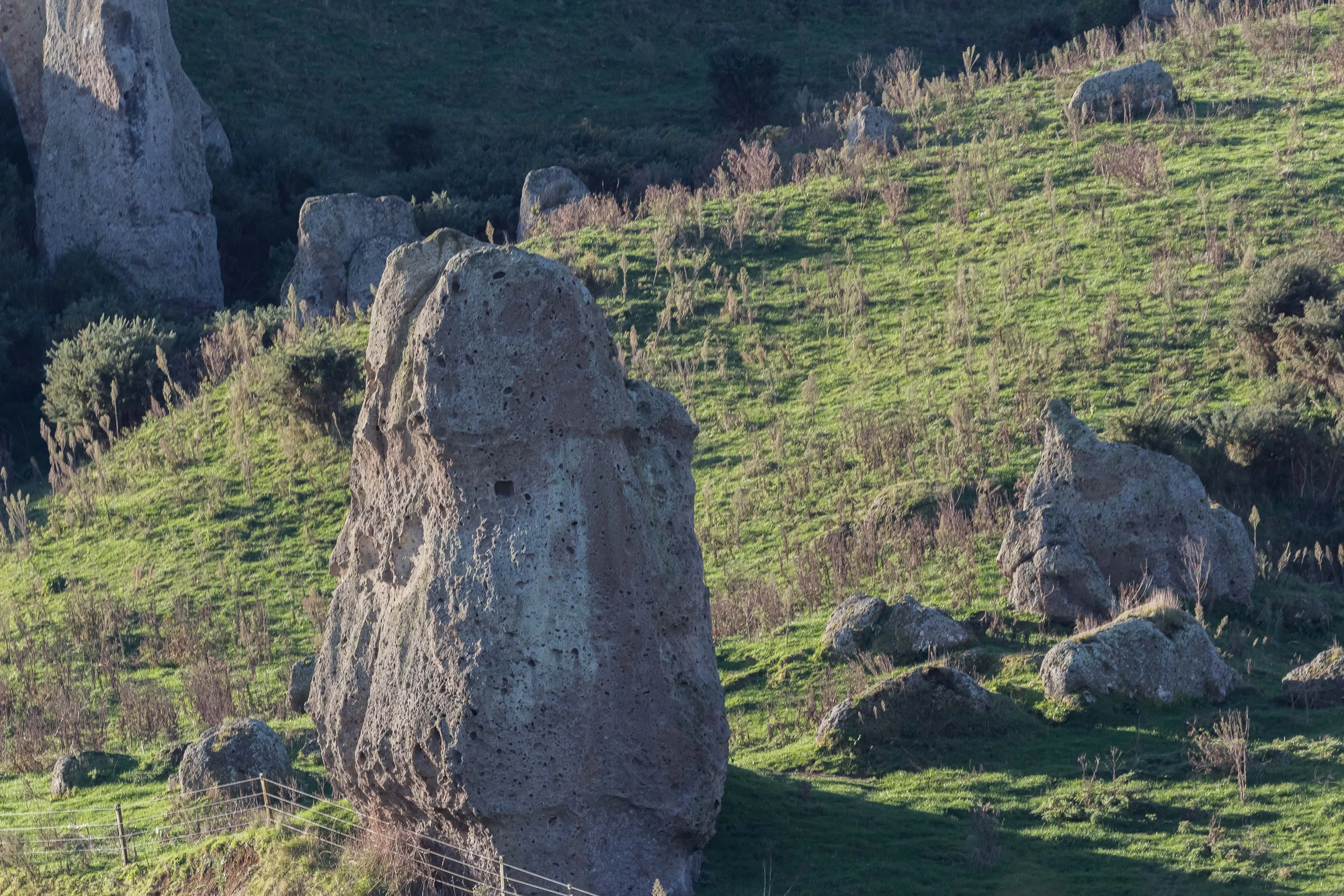 porous limestone cliffs 256 — Descargar