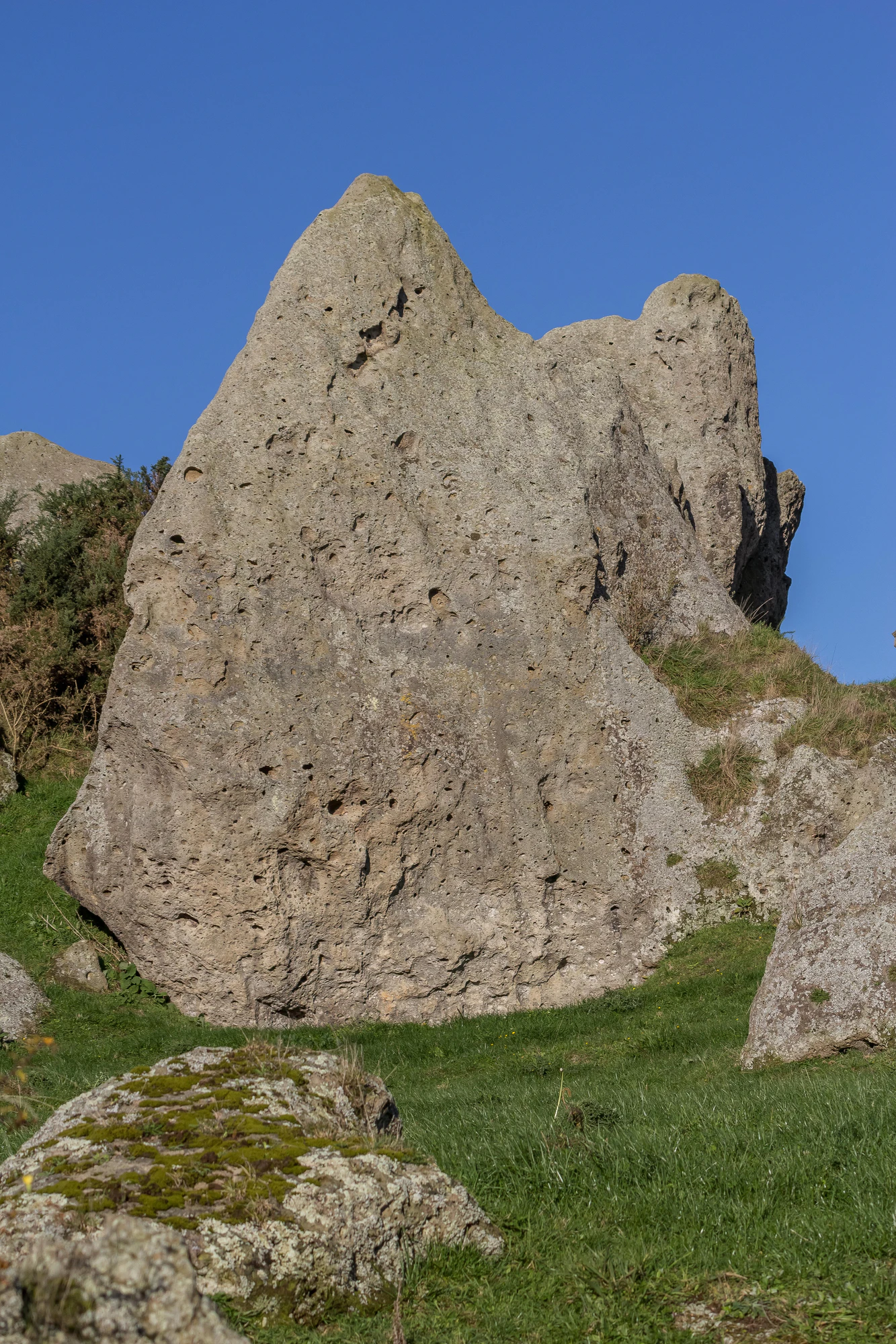 porous limestone cliffs 259 — Скачать