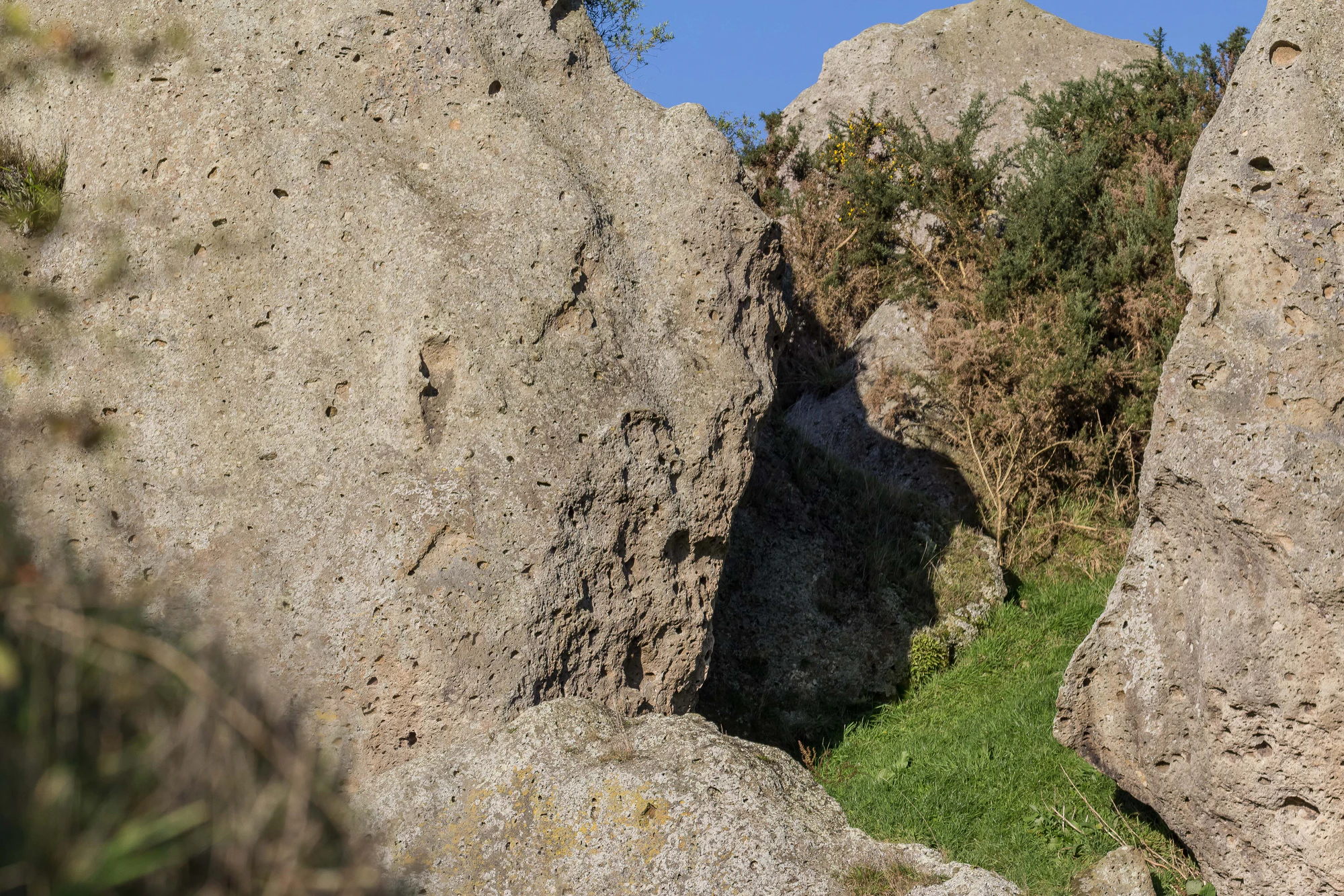 porous limestone cliffs 260 — Скачать
